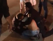  بالفيديو: الشرطة تعتدي بالضرب على شاب من حيفا في مدينة اللد 